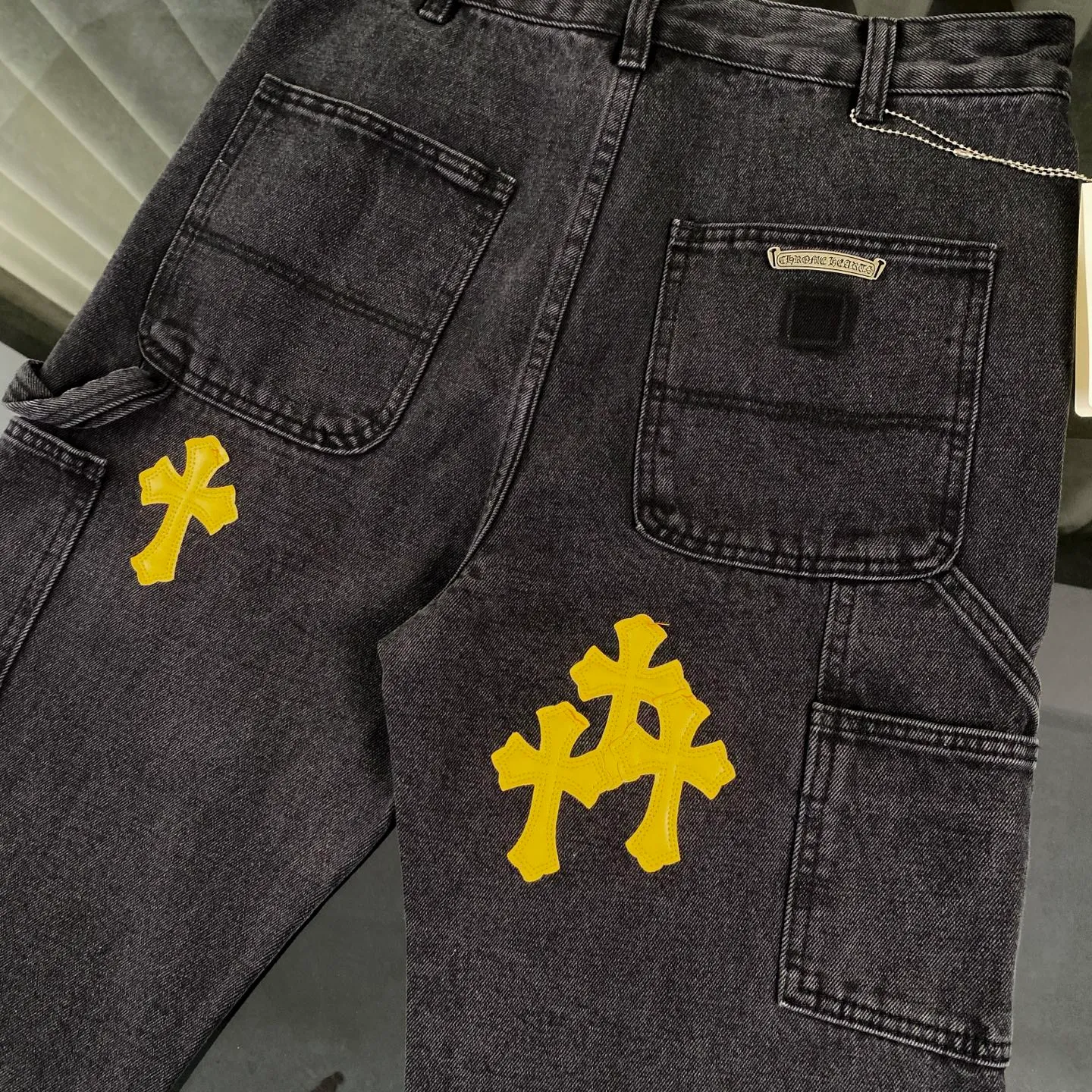 P270 CH Chromehearts yellow leather black denim overalls logging pants, price 34W level, patchwork cross pattern embellishment, washed jeans! ! An absolutely high-end luxury product, a 1.9W-level god-level single product, a super popular product, made by top heavy industry, a magic weapon that cannot be missed! [About Zangyin] This is an extremely luxurious fashion brand that can also be called the aristocracy of the high street. It has always been an exclusive brand for some hipsters or rich second generations. Compared with ordinary high streets, it is more luxurious and noble. Compared with luxury brands, it is more fashionable and individual. It has always been a brand that I have a special liking for. [Top heavy industry fashion design] Consistently high-street luxury style. Speaking of this style, the Zangyin family and GU family are definitely the leading representative brands. Especially the Zangyin family has really achieved a state-of-the-art effect in creating high-street style. The unique washed material is used to create this style. The color system is already quite eye-catching. After it is decorated with patchwork cross flowers, it cleverly highlights the charm of the brand. Secondly, this style uses classic The high-waist cutting design highlights the long legs and fashionable temperament of the upper body. The brand is highly recognizable and the slim fit configuration is more suitable for daily wear. It is a product that interprets personality, fashion, and specifications at a glance. This single product is enough to make any fan excited. It can be a white T-shirt for a youthful college style, or a tight suspender for a royal style. It has strong matching ability and can be easily controlled by men.  [Materials and craftsmanship] Needless to say, this point goes without saying. As an excellent craftsman brand, Zangyin’s requirements for details and craftsmanship are really perfect. The washed color of this model has gone through so many processes, not to mention the embellishment of denim appliques. It is also purely hand-made and sewn. Just like what they believe in, only hand-made things have soul and have the meaning of wear. A top-notch heavy-duty fashionable denim item, I look forward to your perfect interpretation! !  Color: black Size: 30-36
